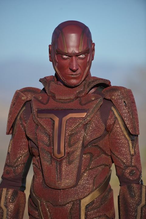 Esta es la primera imagen oficial de Iddo Goldberg como Red Tornado que aparecerá en Supergirl